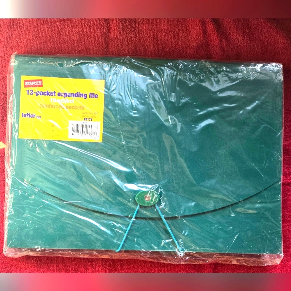 Staples 13 Pocket Expanding File Folder- Letter Size (Dark Green)
